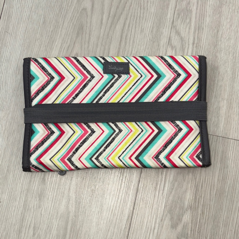 THIRTY ONE fold and go tri-fold organizer with note pad